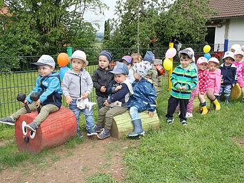 Die Kinder nahmen nach der offiziellen Übergabe die Spielgeräte sofort in Beschlag. Foto: Michael Stelzner