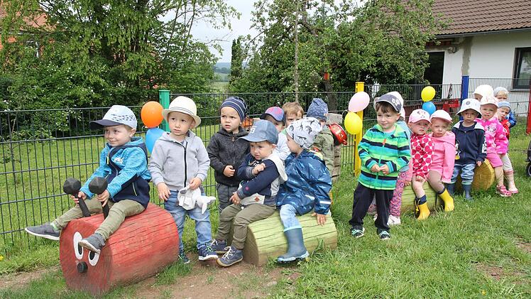 Die Kinder nahmen nach der offiziellen Übergabe die Spielgeräte sofort in Beschlag. Foto: Michael Stelzner
