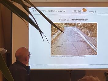 Peter Bittel zeigt  den Zustand der Straßen. Foto: Carmen Schwind