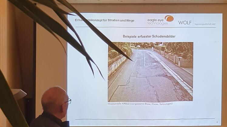 Peter Bittel zeigt  den Zustand der Straßen. Foto: Carmen Schwind