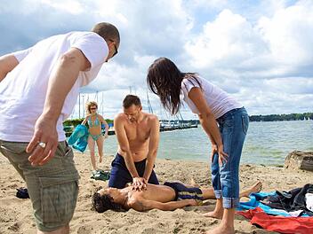Wenn  nach einem Badeunfall nicht sofort professionelle Hilfe verfügbar ist, sind beherzte Ersthelfer gefragt. Foto: Johanniter/Archiv