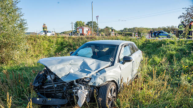 Audi fährt nach Unfall die Böschung hinab