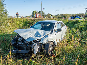 Audi fährt nach Unfall die Böschung hinab Audi fährt nach Unfall die Böschung hinab