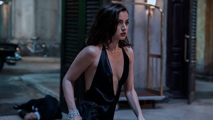 Ein Glanzlicht des Films: Ana De Armas spielt die kubanische CIA-Agentin. Ihr augenzwinkender Auftritt bleibt in Erinnerung.