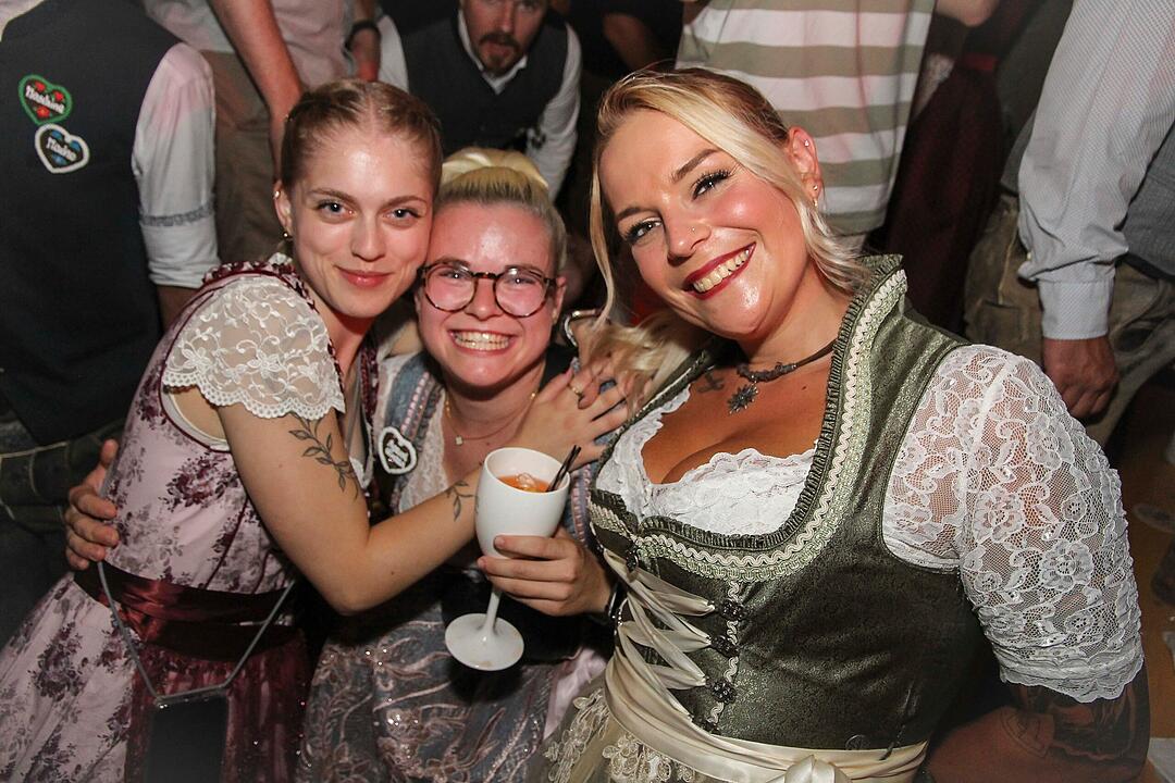 Tanzen, Feiern, Mitsingen &ndash; bayerische Partystimmung bis Mitternacht.