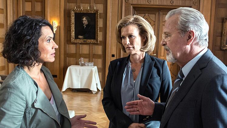 Lena Odenthal (Ulrike Folkerts, links) staunt nicht schlecht: Der unter Mord- und Vergewaltigungsverdacht stehende EU-Politiker Joseph Sattler (Peter Sattmann) wird juristisch von seiner Ehefrau Valerie (Suzanne von Borsody) vertreten.