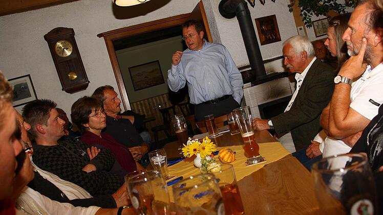 Wahlkampf im Wirtshaus: Henry Schramm im "Meisterstübla in Niederndobrach. Foto: Katrin Geyer