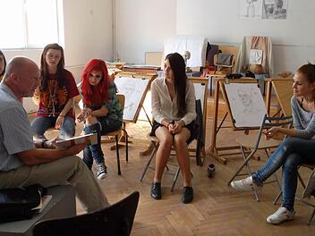 Hans-Dieter Ernst erklärt 17- bis 19-jährigen in Bulgarien Kunst, praktisch und theoretisch. Foto: Sonja Adam