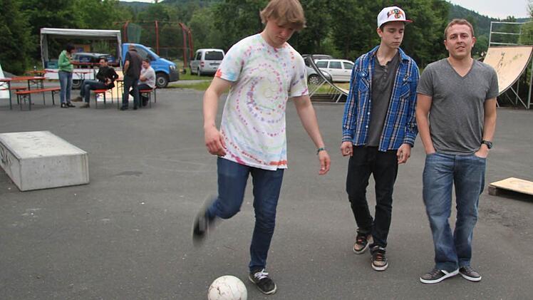 Leon Schübel (16), Nico Köhler (16) und Lukas Vießmann (22) sind drei der Skaterjungs, denen viel an dem Skaterplatz Stadtsteinach liegt. Sie wollen jetzt die Kids mobilisieren, damit sich etwas tut. Foto: Sonja Adam