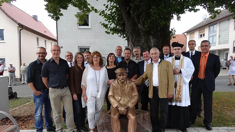 Gruppenbild mit Künstlern zur Eröffnung.