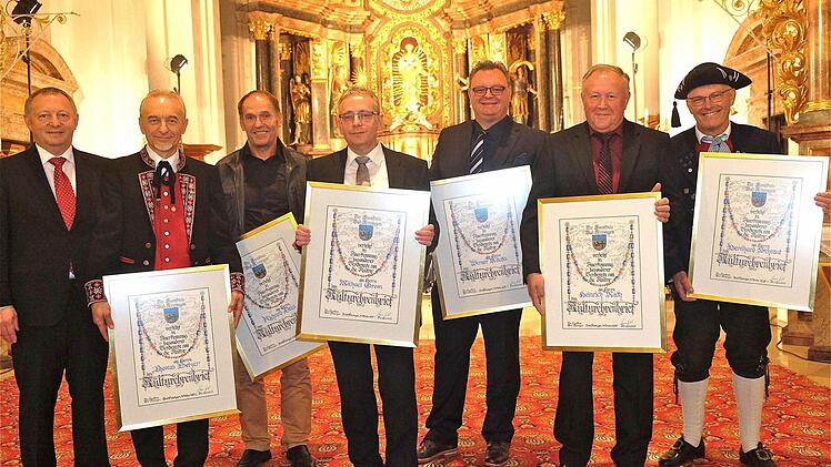 Landrat Thomas Bold verlieh die Kultur-Ehrenbriefe an Thomas Betzer, Richard Dees, Michael Grom, Werner Milotta, Heinrich Muth und Bernhard Schraut.