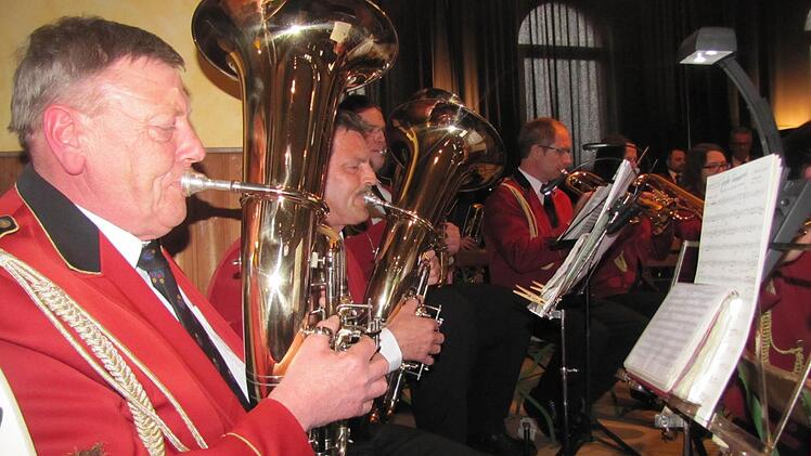 Der Musikverein Beiersdorf bei seinem Frühlingskonzert im Saalbau "Schwarzer Bär"