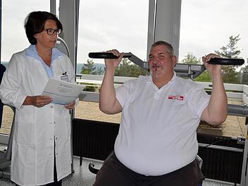 Reinhold Becker trainiert gerne an den Fitnessgeräten. Sie wurden speziell für Schwergewichte, wie ihn, angeschafft. Dank des neuen BRITTA-Programms, das Professor Monika Reuß-Borst mit ihren Kollegen im Reha-Zentrum Bad Bocklet aufgelegt hat. Foto: Kathrin Kupka-Hahn
