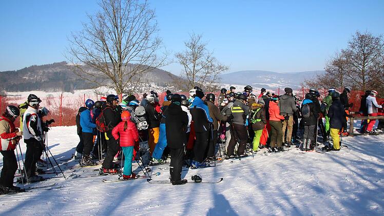 Die Kehrseite des Andrangs: Lange Schlangen an den Liften. Foto: Ralf Ruppert