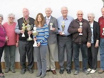 Unter den Siegern beim Frühjahrsschießen waren diesmal auch Rentweinsdorfer; unser Bild zeigt (von rechts): Josef Kraus, Irene Rodenburger, Joseph Borschert, Werner Schumm, Wolfgang Zumkley, Kerstin Schmidt, Dietmar Rainert, Heidi Borschert, Lydia Schumm. Foto: W. Dietz