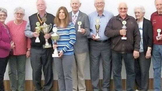 Unter den Siegern beim Frühjahrsschießen waren diesmal auch Rentweinsdorfer; unser Bild zeigt (von rechts): Josef Kraus, Irene Rodenburger, Joseph Borschert, Werner Schumm, Wolfgang Zumkley, Kerstin Schmidt, Dietmar Rainert, Heidi Borschert, Lydia Schumm. Foto: W. Dietz