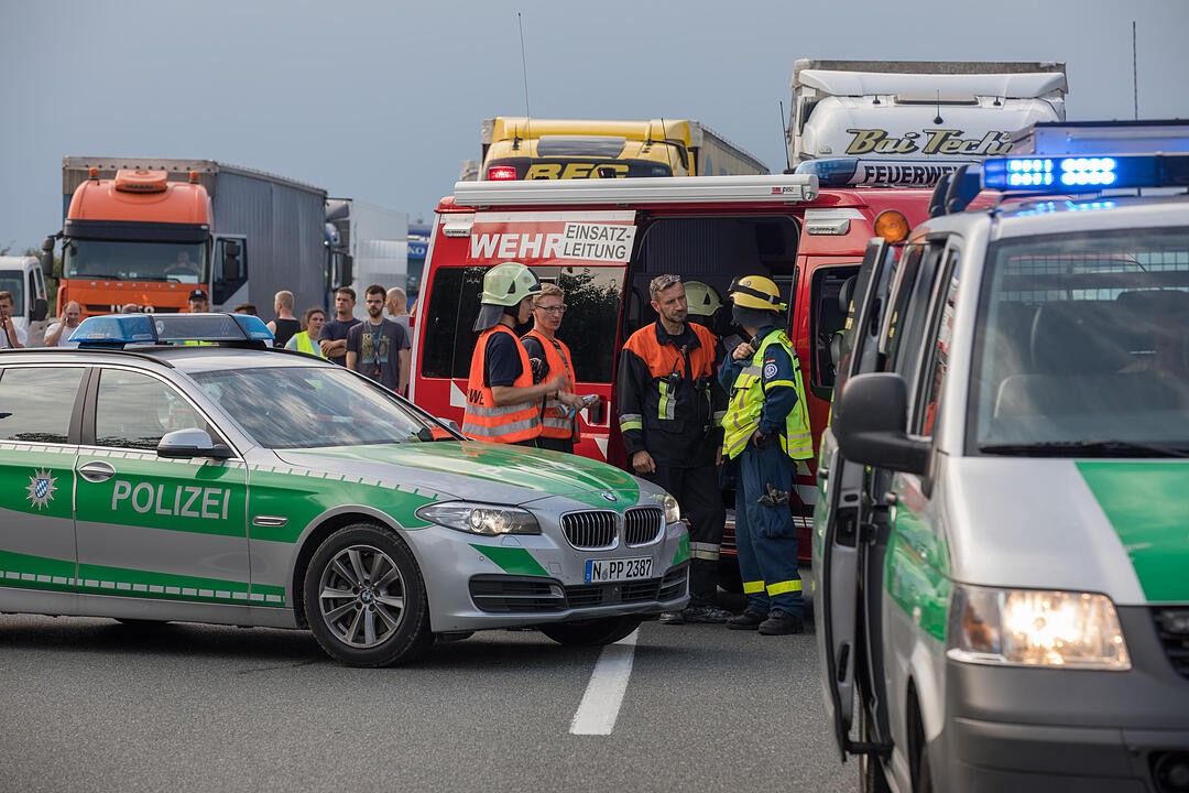 Auffahrunfall auf der A9 bei Allersberg: Lkws krachen ineinander – Bergungsarbeiten laufen