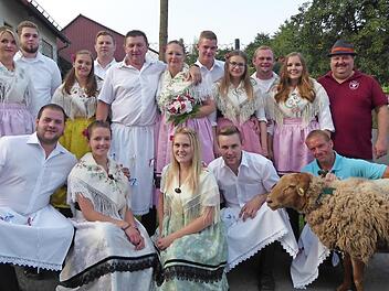 Das Gewinner-Paar Kathrin Hubert mit dem Blumenstrauß und links von ihr Günter Hofmann nach dem Betzn Austanzen in Oberweilersbach Foto: Heidi Amon