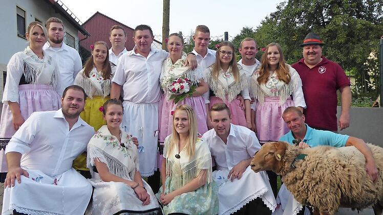 Das Gewinner-Paar Kathrin Hubert mit dem Blumenstrauß und links von ihr Günter Hofmann nach dem Betzn Austanzen in Oberweilersbach Foto: Heidi Amon