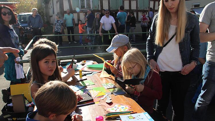 Für die kleinen Besucher stand Basteln auf dem Programm.9646: Eine kleine Kostprobe vor dem Kauf muss sein.