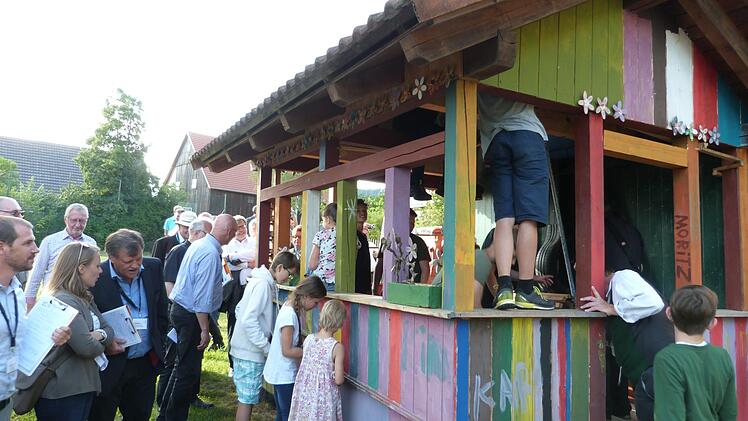 Die Jury-Mitglieder bestaunten die längste Murmelbahn Bayerns. Fotos: Werner Reißaus