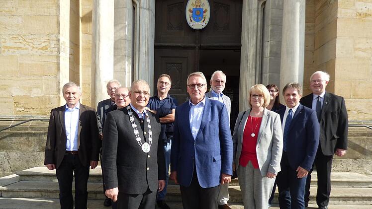Vor der Basilika (v. l.): Georg Schäffner, Günther Heß, Franz Eller, Hanngörg Zimmermann, Klaus Koschinsky, Thomas Sternberg, Alsfons Galster, Astrid Schubert,  Pfarrgemeinderatsvorsitzende Kathrin Heckel, Klaus Schubert und  Domkapitular Peter Wünsche Foto: Thomas Weichert