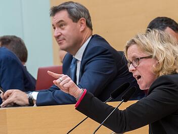 Mit dem Finger zeigen muss Bayern-SPD-Vorsitzende Natascha Kohn, hier während einer  Landtagssitzung, auf den Rest Bayerns. Gerade in Teilen Oberfrankens fällt das SPD-Ergebnis nicht ganz so katastrophal aus  wie  im übrigen Freistaat.  Foto: Peter Kneffel/dpa