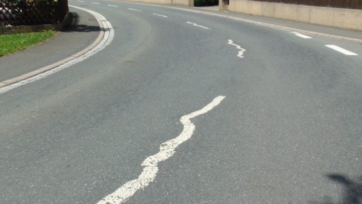 Die Staatsstraße durch Weingarts ist durch den Schwerlastverkehr arg in Mitleidenschaft gezogen. Foto: map