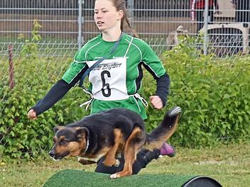 Gemeinsam alles geben: Das ist der Sinn des Hundesportturniers, das der Verein für Hundesport (VfH) Wonfurt ausrichtete. Im Bild Isabel Passoni vom VfH Wonfurt mit ihrem Hund Buddy  Fotos: Ulrike Langer