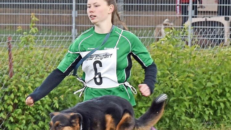 Gemeinsam alles geben: Das ist der Sinn des Hundesportturniers, das der Verein für Hundesport (VfH) Wonfurt ausrichtete. Im Bild Isabel Passoni vom VfH Wonfurt mit ihrem Hund Buddy  Fotos: Ulrike Langer