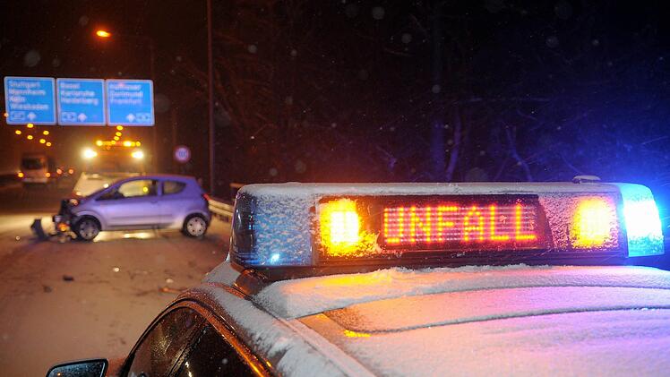 Zusammenstoß auf A3. Sechs Verletzte, davon eine schwer verletzt.Foto: Jürgen Mahnke dpa/lhe