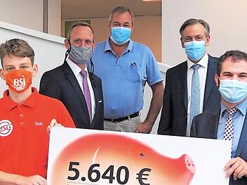 David Ruppert (l.) und Manfred Rühl (Mitte) freuten sich über die Spende, die sie von Thomas Pickel, Alexander Tritthart und Dominik Müller (v. l.), Leiter der Sparkassen-Geschäftsstellen Heßdorf und Großenseebach, überreicht bekamen. Foto: Stephanie Mack