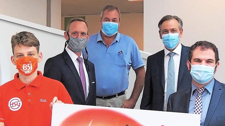 David Ruppert (l.) und Manfred Rühl (Mitte) freuten sich über die Spende, die sie von Thomas Pickel, Alexander Tritthart und Dominik Müller (v. l.), Leiter der Sparkassen-Geschäftsstellen Heßdorf und Großenseebach, überreicht bekamen. Foto: Stephanie Mack