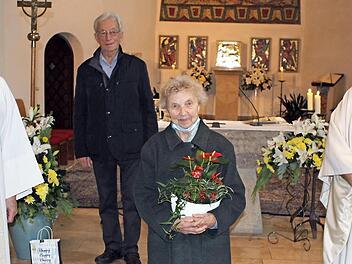 Maria Wachter feierte ihren 95. Geburtstag, zu dem auch die beiden Pfarrer Wolfgang Scherbel (links) und Detlef Pötzl (rechts) sowie der Vertreter ihrer ersten Schulklasse, Reinhold Wolf, aus Rothenkirchen gratulierte.  Foto: Michael Wunder