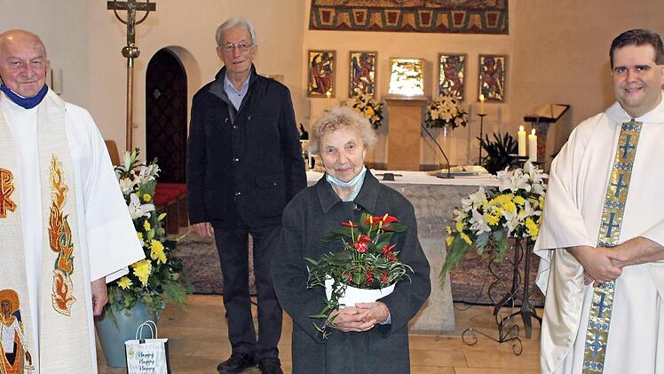 Maria Wachter feierte ihren 95. Geburtstag, zu dem auch die beiden Pfarrer Wolfgang Scherbel (links) und Detlef Pötzl (rechts) sowie der Vertreter ihrer ersten Schulklasse, Reinhold Wolf, aus Rothenkirchen gratulierte.  Foto: Michael Wunder