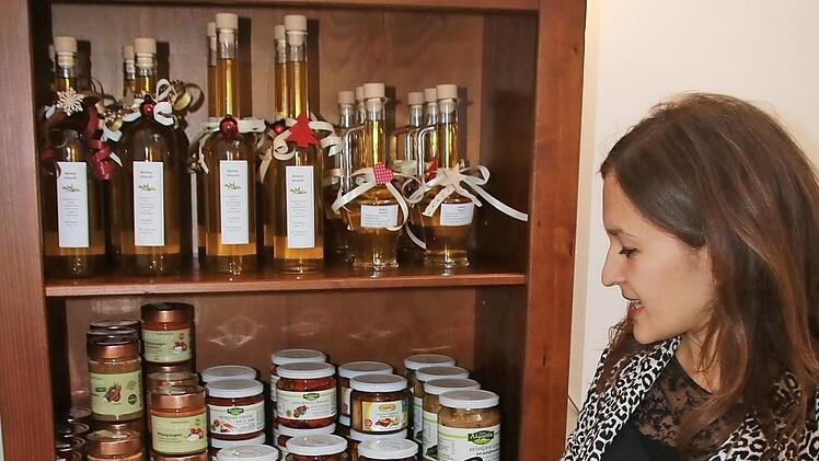 Jennifer Michel vor ausgewählten griechischen Spezialitäten