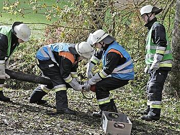 Zum wiederholten Mal hatten die Feuerwehren Kraisdorf und Lohr im vergangenen Jahr an einer gemeinsamen Leistungspr&uuml;fung erfolgreich teilgenommen. Unser Bild zeigt die Feuerwehrleute beim Saugleitung-Kuppeln.