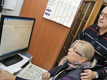 Gerda und Karl-Heinz Schäfer schauen sich eine Lektion am Bildschirm an. Foto: Arkadius Guzy