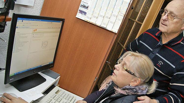Gerda und Karl-Heinz Schäfer schauen sich eine Lektion am Bildschirm an. Foto: Arkadius Guzy
