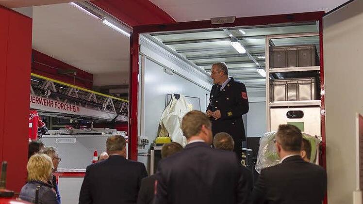 Die Forchheimer Stadträte besichtigen die Ausrüstung der Forchheimer Feuerwehr. privat