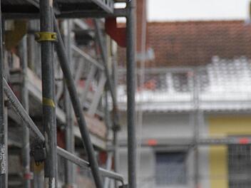 Der Sanierung der KWG-Gebäude, wie hier am Kronacher Kreuzberg, folgen die Fragen nach der Zukunft des sozialen Wohnungsbaus im Landkreis. Foto: Marco Meißner