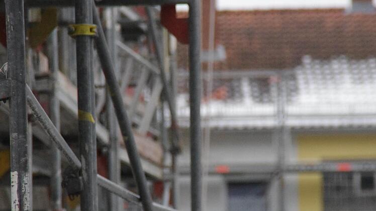 Der Sanierung der KWG-Gebäude, wie hier am Kronacher Kreuzberg, folgen die Fragen nach der Zukunft des sozialen Wohnungsbaus im Landkreis. Foto: Marco Meißner