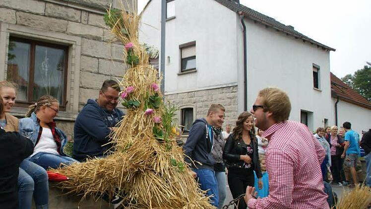 So geht es jungen Mädchen am Kirchweihmontag in Kirchaich: Der Strohbär stürmt auf Lea zu - und Papa sitzt lachend daneben. Das Ganze endet natürlich am Boden. Foto: Sabine Weinbeer