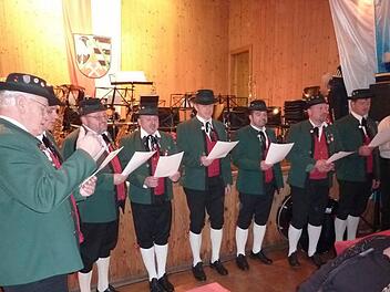 Die Gesangsgruppe des Volkstrachtenvereins "Zechgemeinschaft" Neukenroth ( Bild) sowie die Bergmannskapelle verschönerten die Barbarafeier. Foto: Gerd Fleischmann