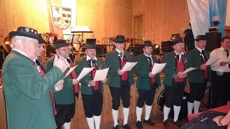 Die Gesangsgruppe des Volkstrachtenvereins "Zechgemeinschaft" Neukenroth ( Bild) sowie die Bergmannskapelle verschönerten die Barbarafeier. Foto: Gerd Fleischmann