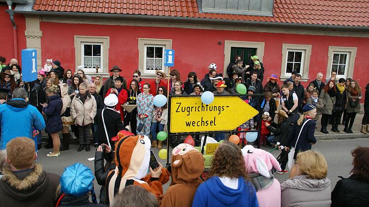 Damit sich auch keiner verläuft beim "umgedrehten Faschingszug", rollte die ganze Zeit ein überdimensionaler Wegweiser mit.