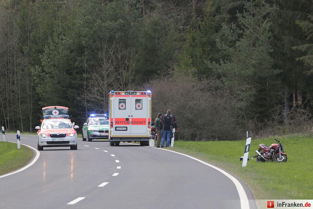 Schwerer Motorradunfall auf B22 bei Steinfeld