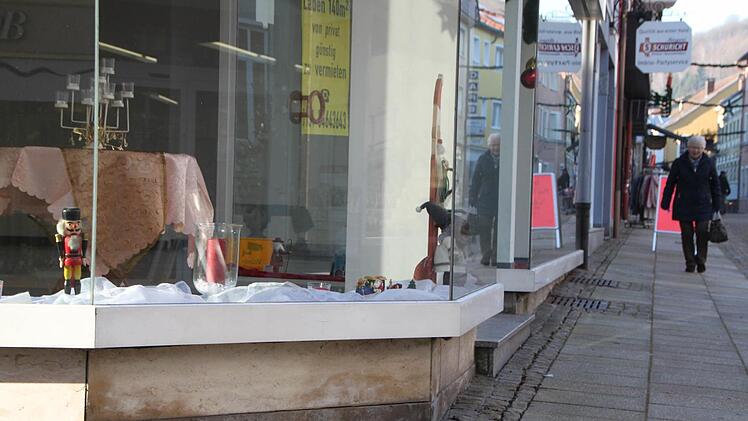 Manch leer stehendes Schaufenster ist liebevoll dekoriert worden. Foto: Ulrike Müller