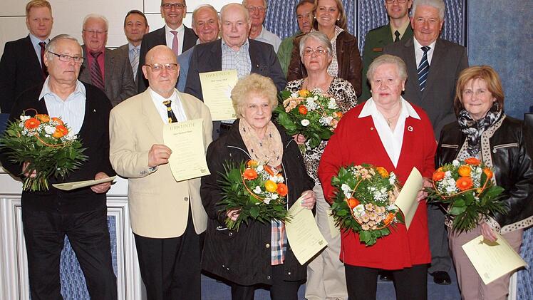 Elf bewährte Kraftfahrer wurden für 40, 50, 60 oder 65 Jahre unfallfreies Fahren vom Landrat Christian Meißner und vom Vorsitzenden der Kreisverkehrswacht, Alfons Hrubesch, ausgezeichnet.