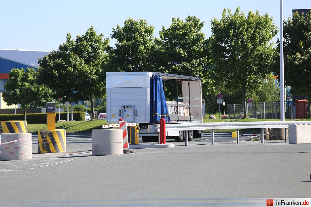 Explosionsgefahr im Kreis Hof: Aufgeheizter Gefahrguttransporter droht zu explodieren